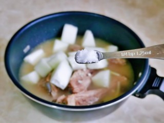 13、冬瓜薏米排骨汤,按个人口味加入盐，再把冬瓜煮熟即可断电。