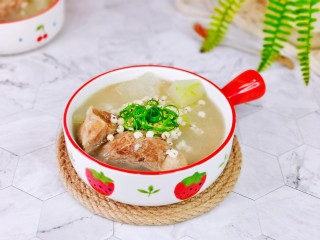 14、冬瓜薏米排骨汤,盛出装入汤碗中，撒上葱花。