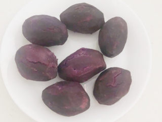 1、紫薯小馒头,紫薯清洗干净后上锅蒸15分钟
