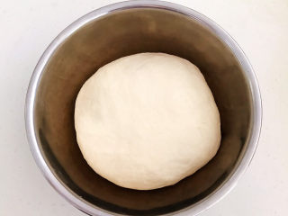 7、紫薯小馒头,在300克面粉加入150ml牛奶酵母水，边倒边搅拌，揉成光滑的面团，盖上保鲜膜饧发至一倍大