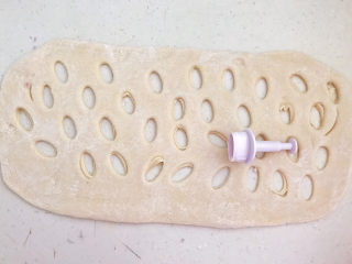 11、紫薯小馒头,用压孔器压出小孔，放在一边备用