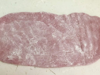 13、紫薯小馒头,把紫薯面团擀成面皮