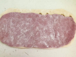 14、紫薯小馒头,把紫薯面皮放在擀好的白面团上面