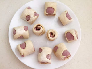 16、紫薯小馒头,切成小段，紫薯小馒头坯就做好了，盖上保鲜膜二次饧发15分钟