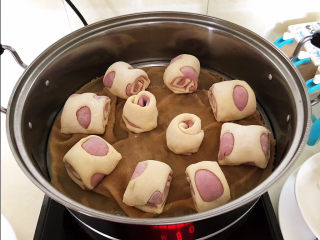 17、紫薯小馒头,把饧发好的紫薯小馒头放入蒸笼，大火烧开后蒸10分钟，关火后焖3分钟