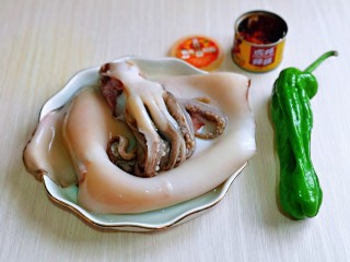 1、香辣鱿鱼须,准备食材,鱿鱼买的时候请店家帮忙去皮的。