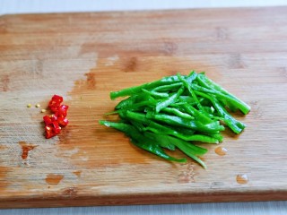 2、香辣鱿鱼须,青椒洗干净切丝,红辣椒切段。