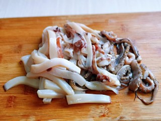 3、香辣鱿鱼须,鱿鱼洗干净,切条,也可以根据个人喜欢切花刀。