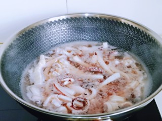 4、香辣鱿鱼须,将鱿鱼条焯水,水烧开后,下鱿鱼,大火煮2分钟,捞出用温水冲洗干净。