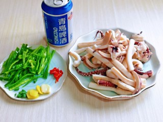 5、香辣鱿鱼须,葱姜蒜去皮切好,准备工作完成。
