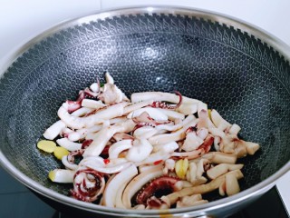 7、香辣鱿鱼须,再加入焯水的鱿鱼翻炒至卷起。