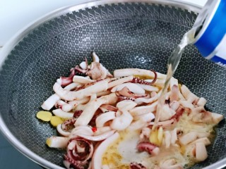 8、香辣鱿鱼须,加入啤酒,一罐用了一半。