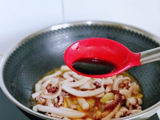 9、香辣鱿鱼须,再加入生抽,蚝油。