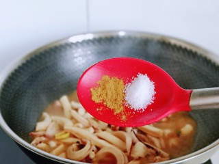 10、香辣鱿鱼须,按个人口味加入盐,十三香,大火翻炒。