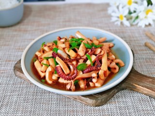 12、香辣鱿鱼须,盛出装盘,即可食用。