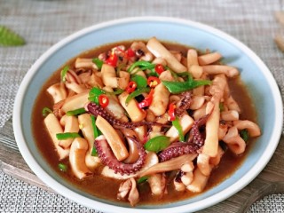 14、香辣鱿鱼须,鱿鱼口感清脆,带点儿微辣非常好吃。