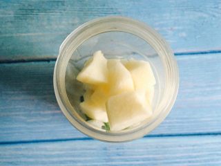 7、黄瓜雪梨汁,再放入雪梨