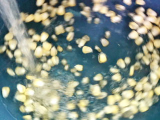 2、玉米炒饭,冲洗干净