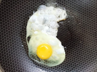 4、玉米炒饭,打入一个鸡蛋