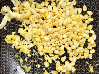 6、玉米炒饭,倒入玉米