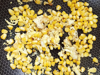 7、玉米炒饭,加入少许清水盖上锅盖焖熟