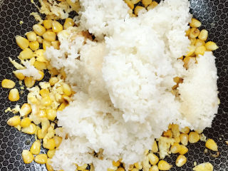 8、玉米炒饭,放入米饭