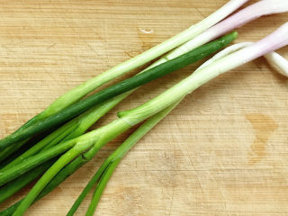 9、玉米炒饭,准备好小葱