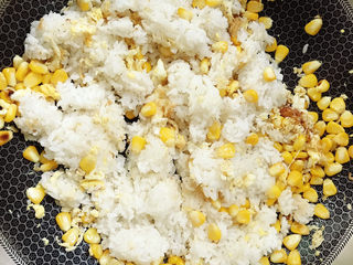 10、玉米炒饭,米饭翻炒均匀