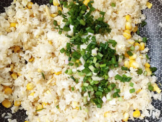 12、玉米炒饭,放入葱花