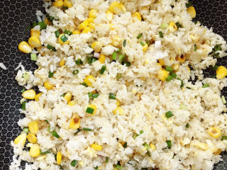 13、玉米炒饭,放入盐