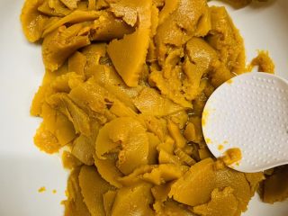 6、焦糖南瓜布丁,倒入碗里碾成泥。