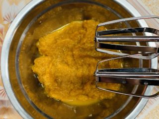 8、焦糖南瓜布丁,用打蛋器高速打发1分钟让南瓜泥更细腻，有果汁机打更好，两个都没就再碾泥1分钟啦。