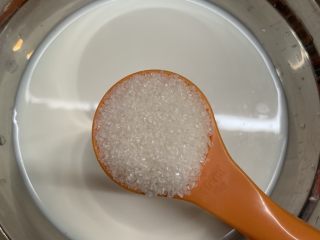 11、焦糖南瓜布丁,加入白糖。