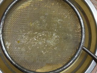 14、焦糖南瓜布丁,用网筛过滤2遍。