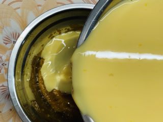 15、焦糖南瓜布丁,搅拌好倒入南瓜泥里。