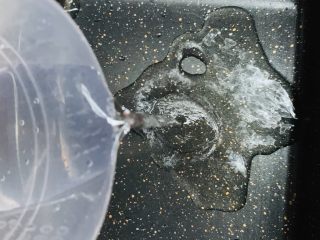 17、焦糖南瓜布丁,锅里倒入水。