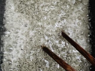 20、焦糖南瓜布丁,白糖融化后开大火煮开。