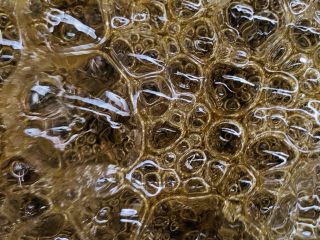 22、焦糖南瓜布丁,小火慢慢煮到呈焦糖色就可以，要最小火避免糊底慢慢晃动锅。