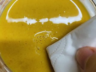 24、焦糖南瓜布丁,倒入布丁糊，把表面浮末纸巾吸去。