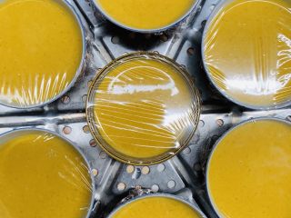 25、焦糖南瓜布丁,保鲜膜包裹，不扎孔。