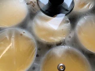 26、焦糖南瓜布丁,水开上锅蒸15分钟。