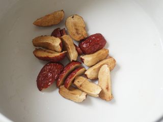 3、花胶（新西兰鳕鱼胶）炖牛奶,3、灰枣切开去核。