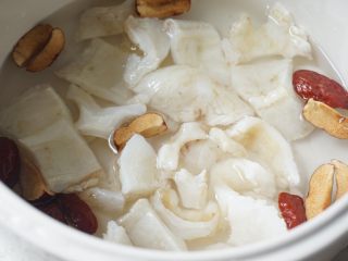 5、花胶（新西兰鳕鱼胶）炖牛奶,5、加入花胶。