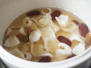 6、花胶（新西兰鳕鱼胶）炖牛奶,6、按鱼胶功能炖2小时。