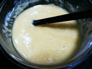 2、红糖香酥饼,油酥的制作，将食用油烧热倒入面粉中，并搅拌均匀。