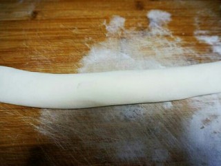 5、红糖香酥饼,将面皮从一端卷起来。