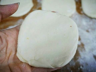 7、红糖香酥饼,把分好的面团两头掐紧，擀平。