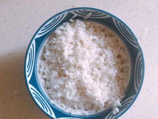 1、糯米藕,糯米提前半天浸泡。