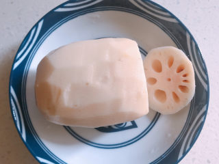 2、糯米藕,莲藕去皮洗干净在1/5处切开留作盖子。