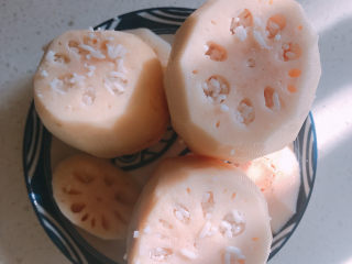 3、糯米藕,一边塞糯米，一边用筷子戳实